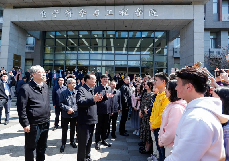 李克強在江蘇考察：深化改革開放 大力推動創(chuàng)新 在發(fā)展中不斷改善民生
