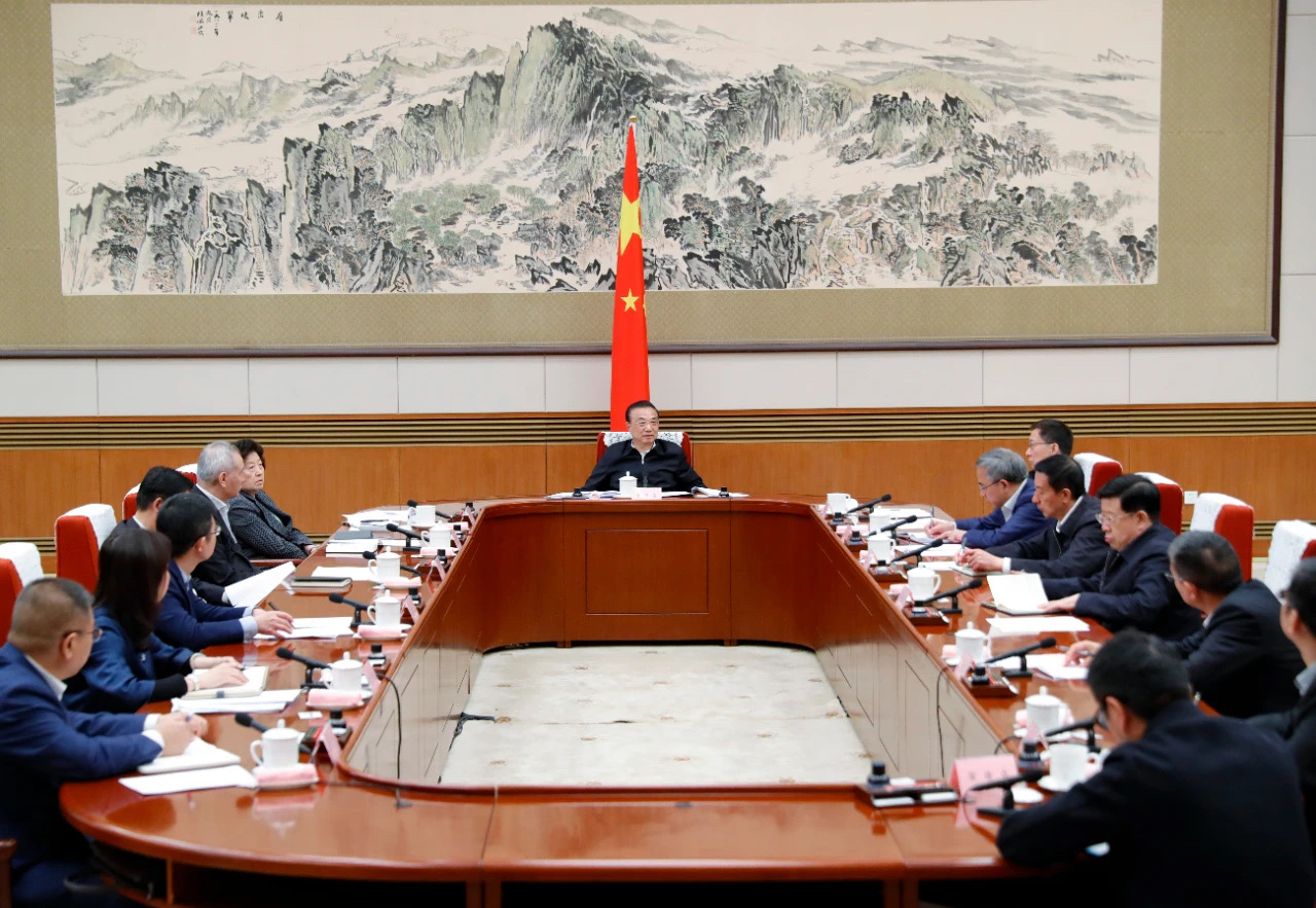 李克強主持召開經(jīng)濟形勢專家和企業(yè)家座談會